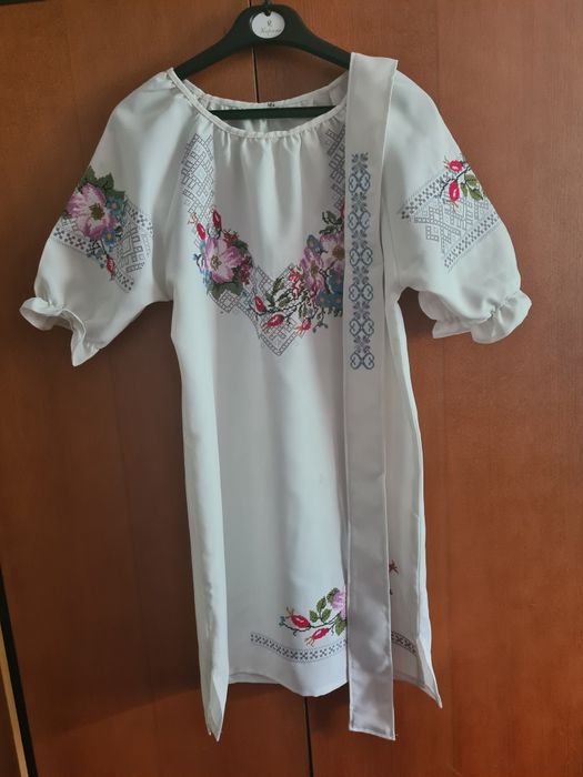 Вишивите плаття на дівчинку чи дівчину