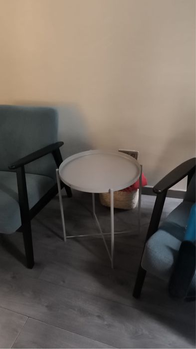 Mesa de apoio Ikea Gladom branca com tabuleiro