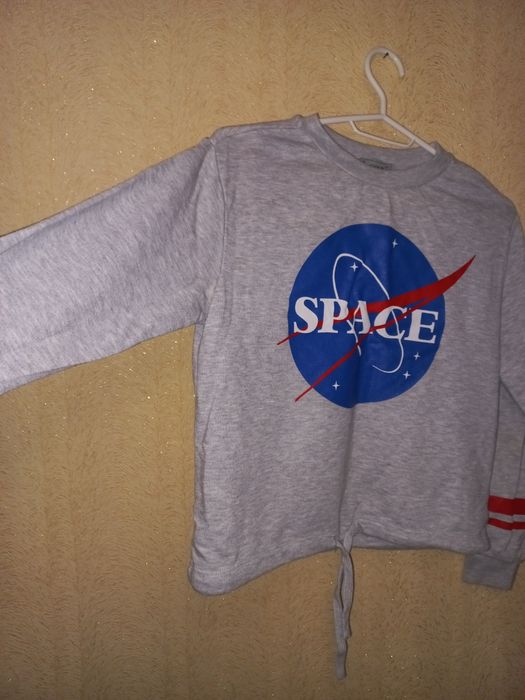 Кофтина з надписом "Space"