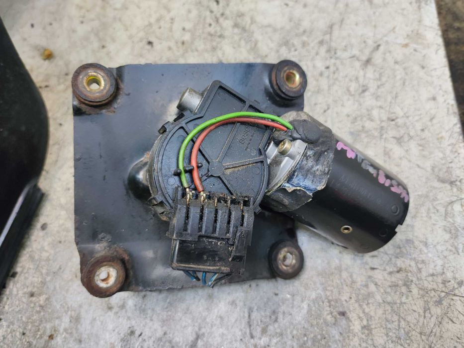 Mitsubishi Carisma Silniczek Wycieraczek Przód