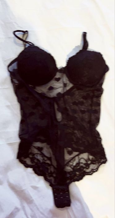 Body preto em renda hiper romântico