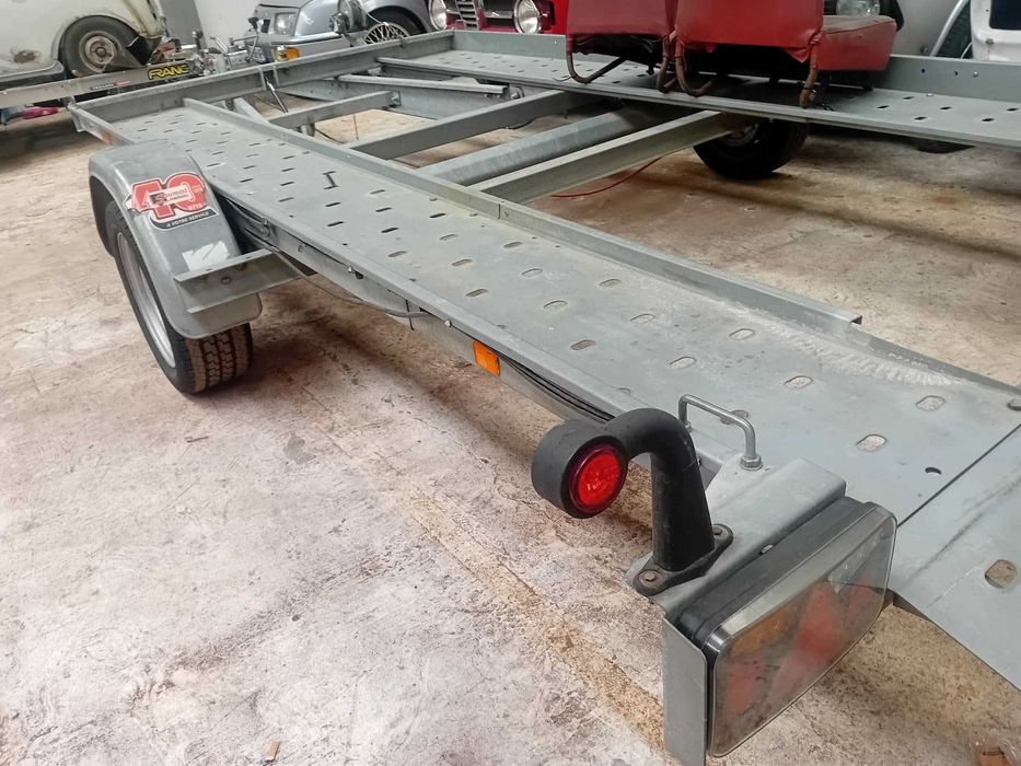 Atrelado porta carros basculante semi-novo