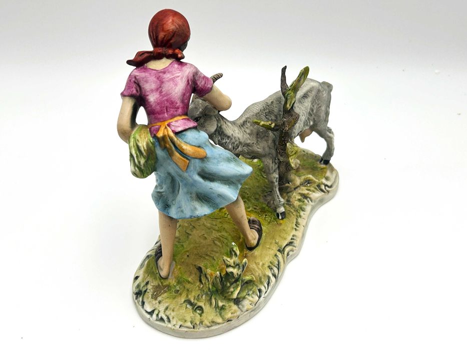 Figurka: „Dziewczyna karmiąca kozę” Capodimonte, piękna, realistyczna