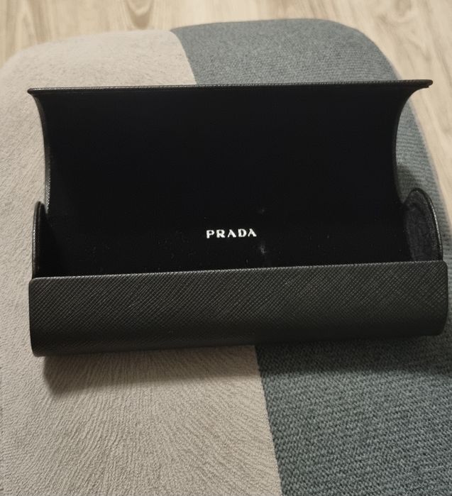 Oryginalne etui na okulary marki  Prada