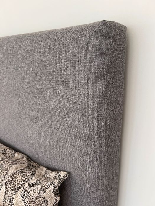 Cama com estrado e colchão 160X190 cm, forrada a tecido cinza escuro