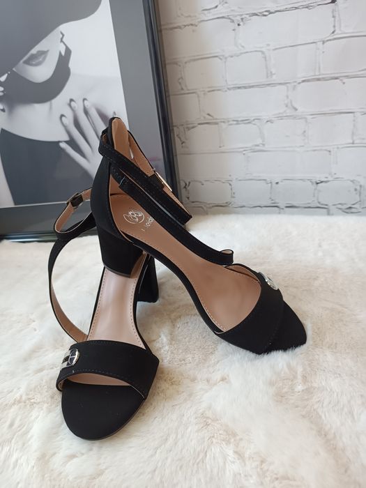 Czarne zamszowe czółenka na klocku 36