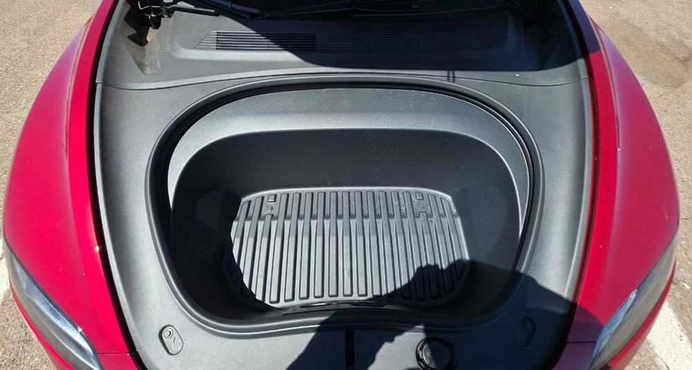Tesla Model 3 Performance нового покоління Highland (2026 рік).