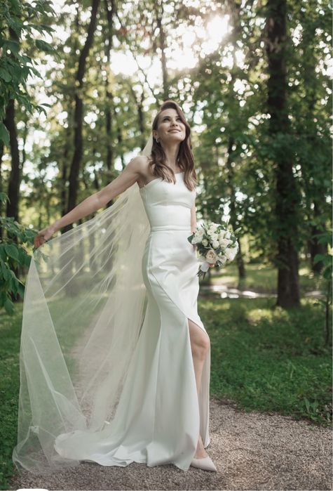 Весільна сукня пряма зі шлейфом