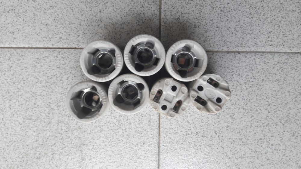 29 Casquilhos eléctricos em cerâmica