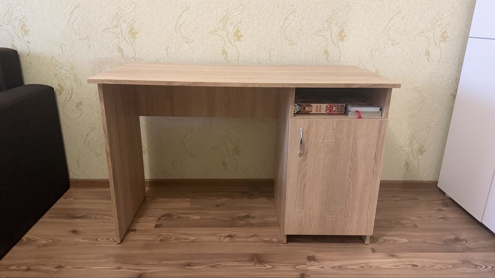 Продам шкільний письмовий стіл  ДСП    б/у