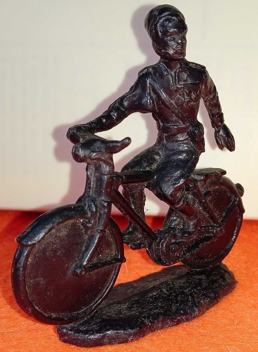 Antigo Boneco Monocromático