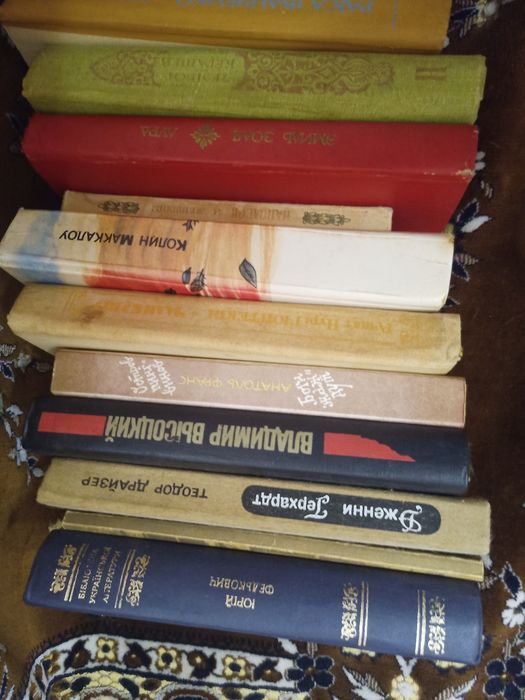 Книги різні: класика, романи, дитячі книги і мемуари, избрание