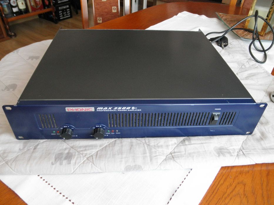 Końcówka mocy PHONIC Max 2500 PLUS. Wzmacniacz 2 x 750 W Rms.  Made in TAJWAN.