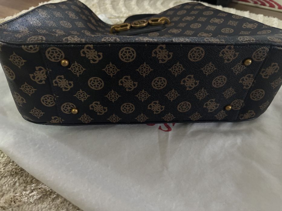 Mala Guess com pouco uso, esta como nova.