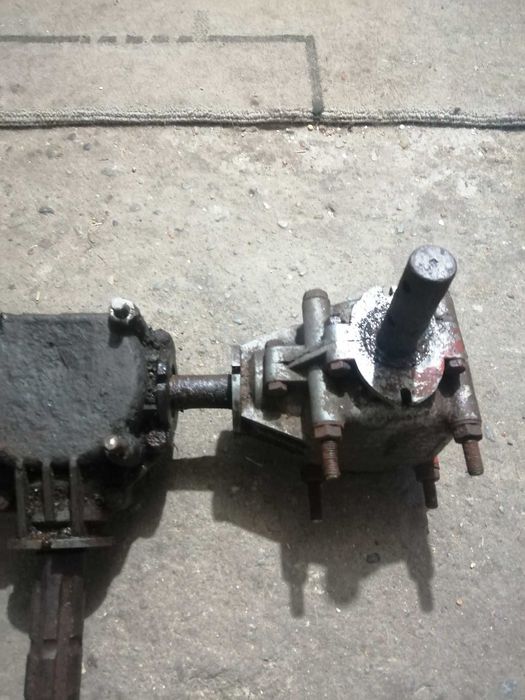 Przekładnia do rozsiewacza nawozu dwutarczowego