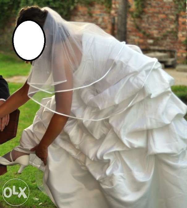 Suknia ślubna z satyny, biała, lekka.