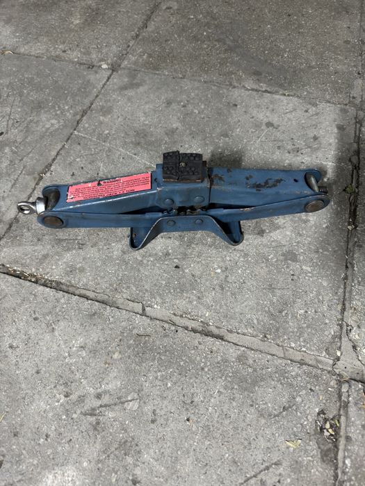 Домкрат автомобильный