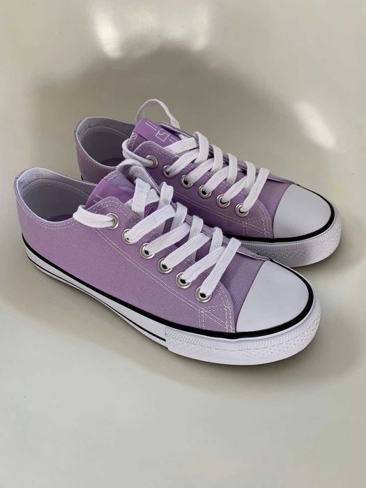 Ténis lilás em lona. Usados apenas uma vez