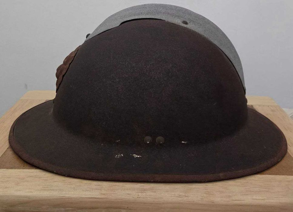 Capacete militar belga Adrian antigo com emblema de leão