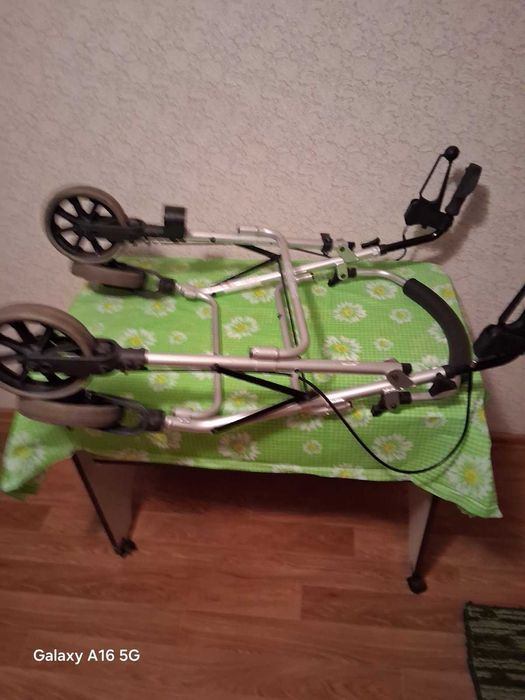 Ходунки на колёсах с тормозами.