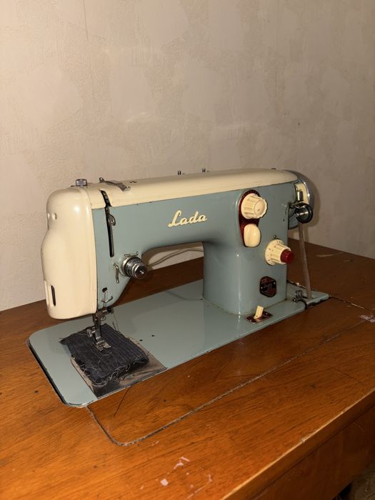 Швейна машинка Lada 238