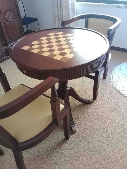 Conjunto Mesa de Jogo e Cadeiras