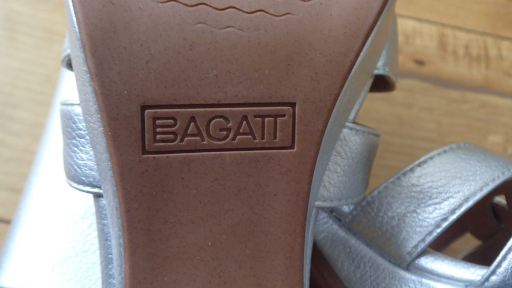 Buty damskie nowe na szerokim obcasie BAGATT srebrne rozm. 39