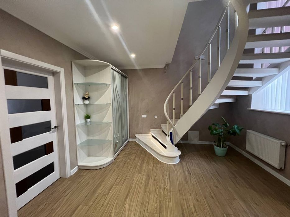 Подобова оренда шикарного будинку