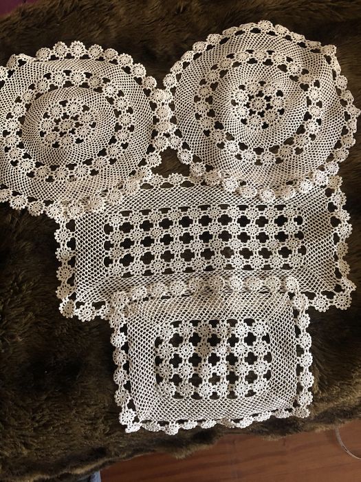 Renda feita à mao 2 redondos e retangular