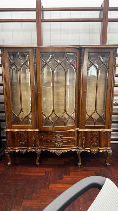 Cristaleira estilo Queen Anne