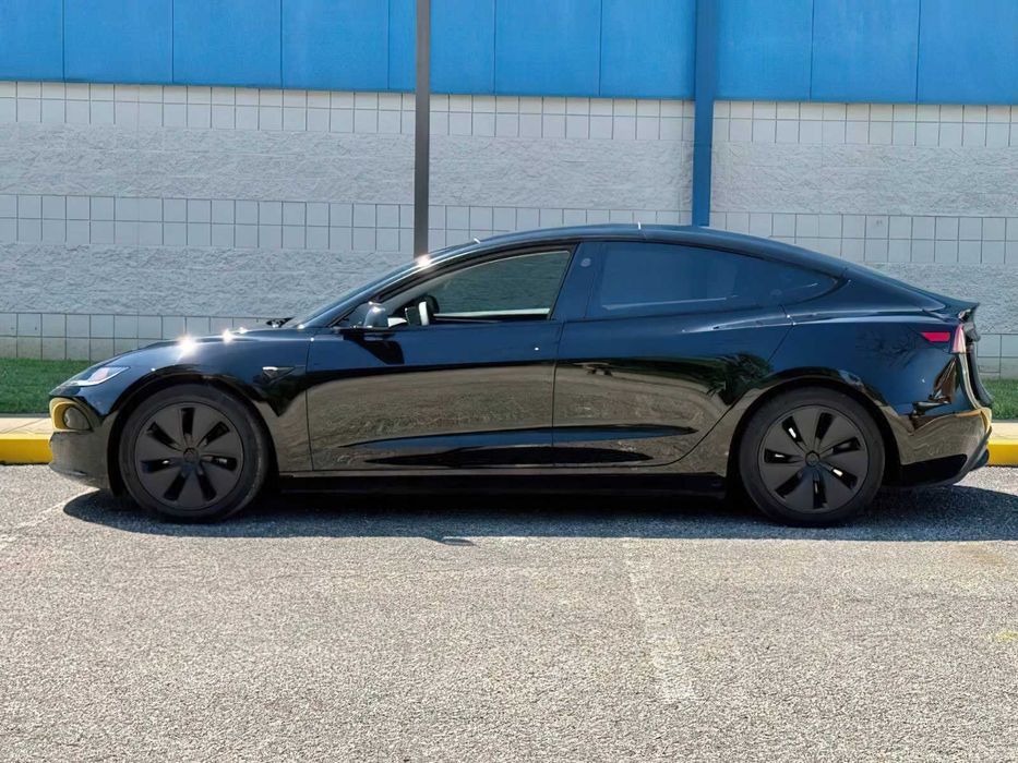 Tesla Model 3      2024