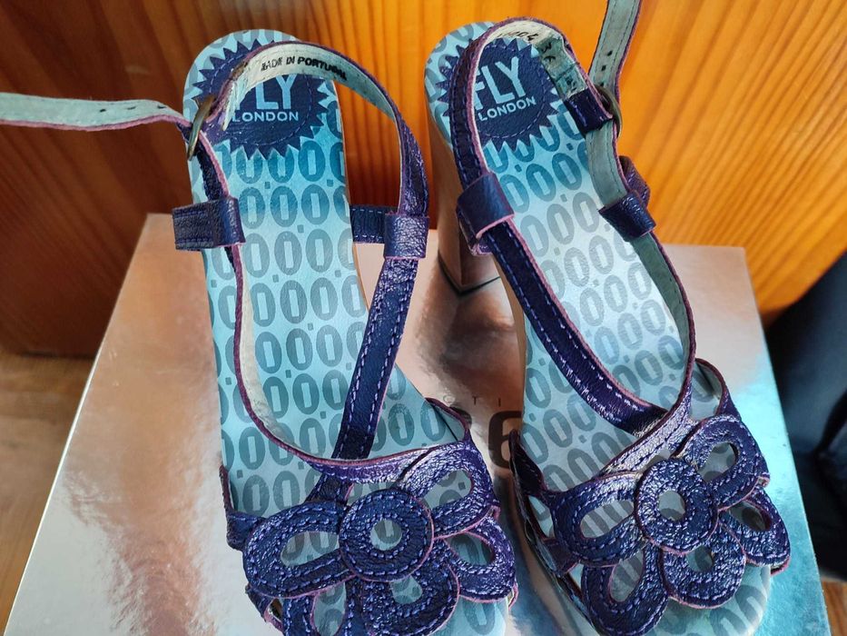 Sandálias da marca Fly London