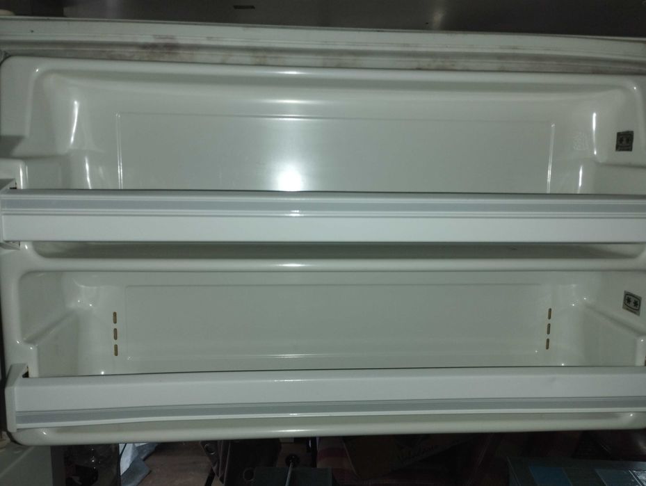 Frigorífico combinado grande em bom estado