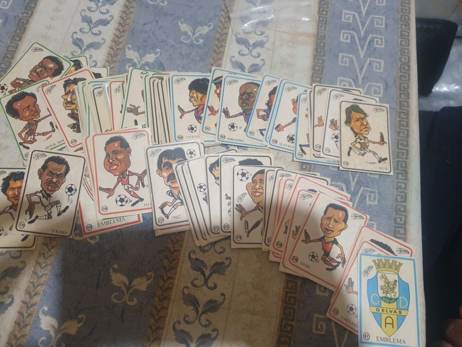 Caderneta incompleta mais os cromos todos de diferentes cadernetas