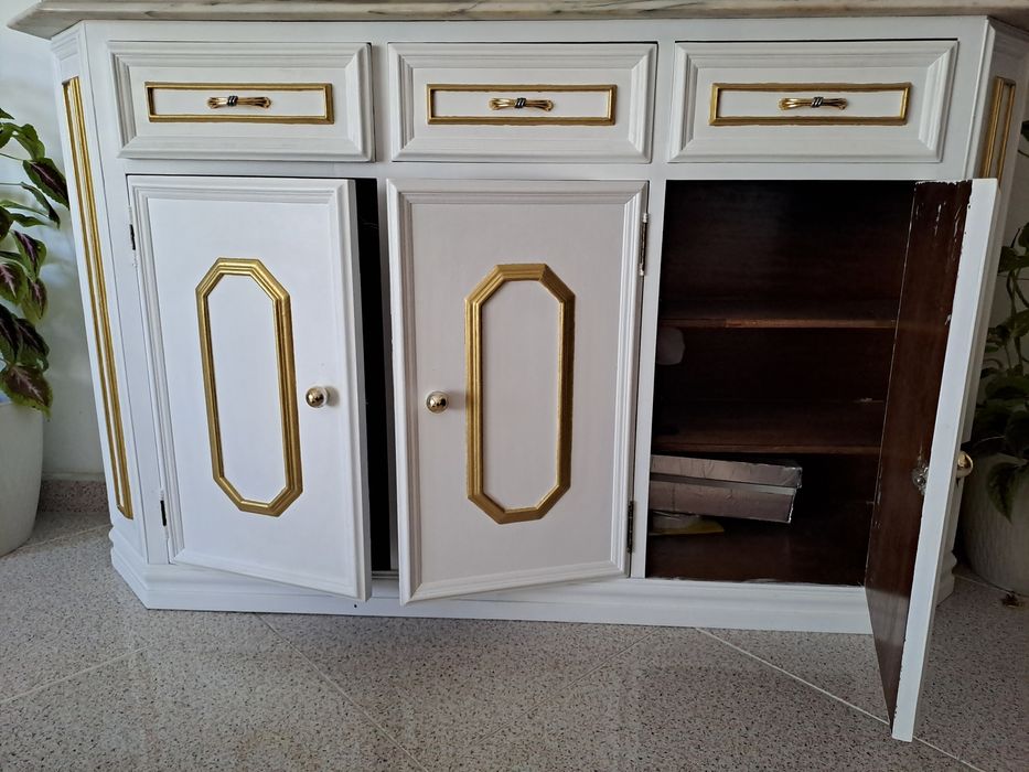 Aparador Branco e Dourado restaurado com mármore