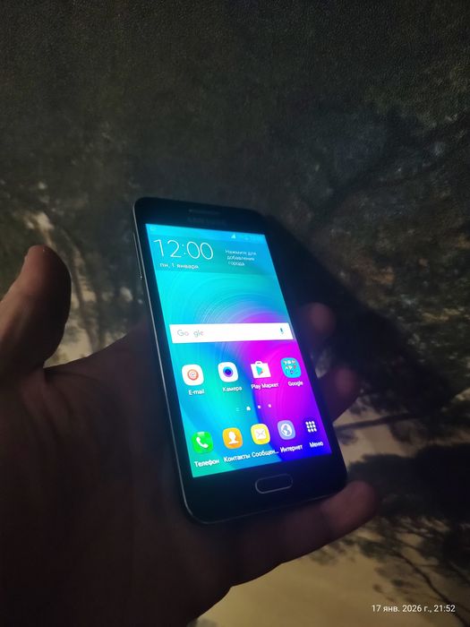 Мобильный телефон смартфон Samsun Galaxy A3 2017г.