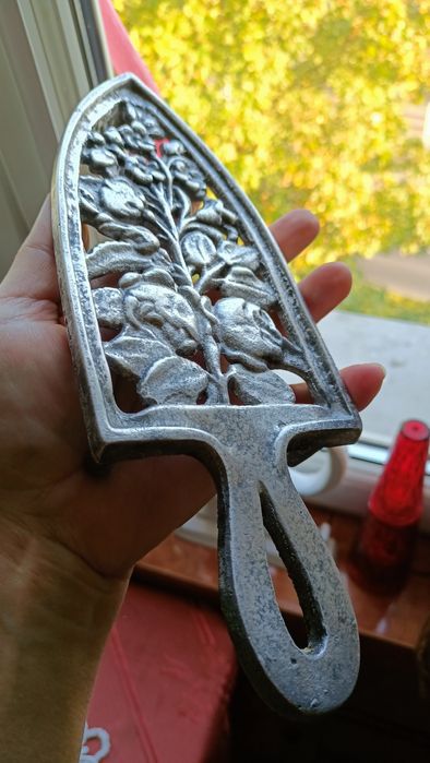 Aluminiowa podstawka pod żelazko Róże vintage