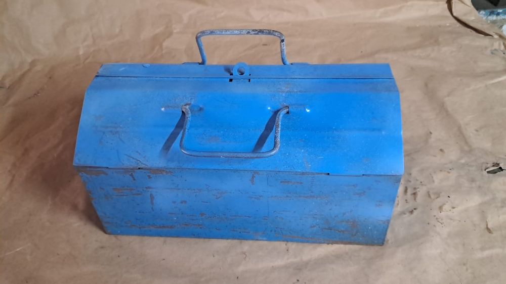 skrzynka metalowa  narzedziowa z wyposażeniem 36x19x21 prl