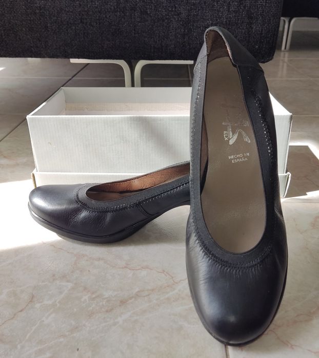 Sapatos pretos muito confortáveis