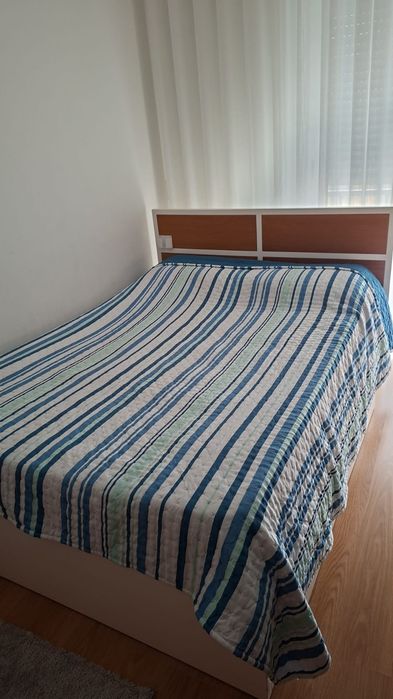 Cama de madeira.