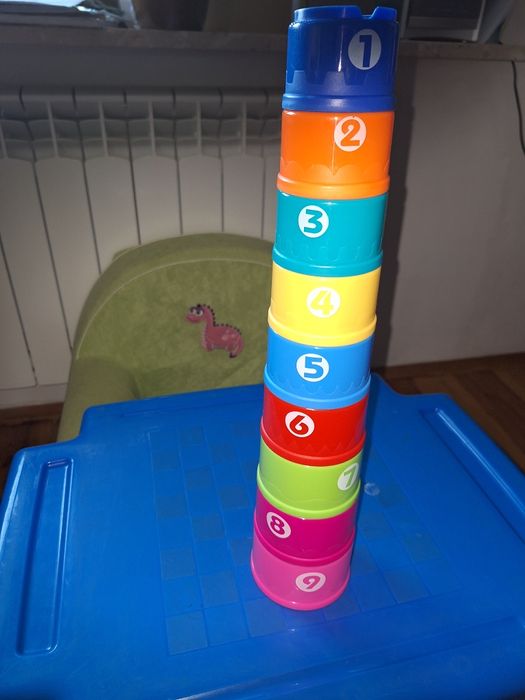 Kubeczki do układania wieży edukacyjne kolorowe do wody