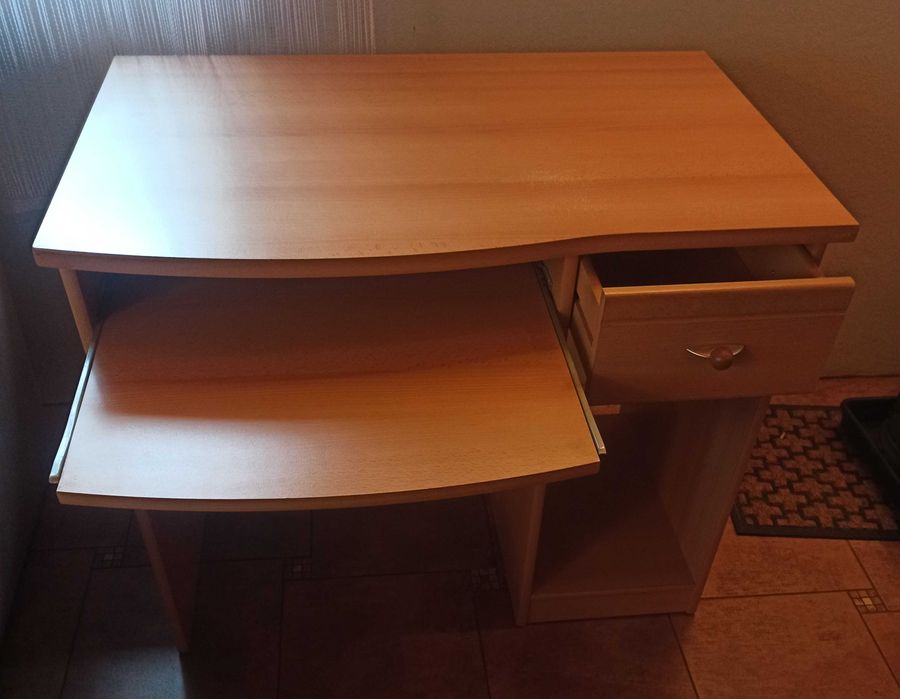 Biurko komputerowe prawe jasne