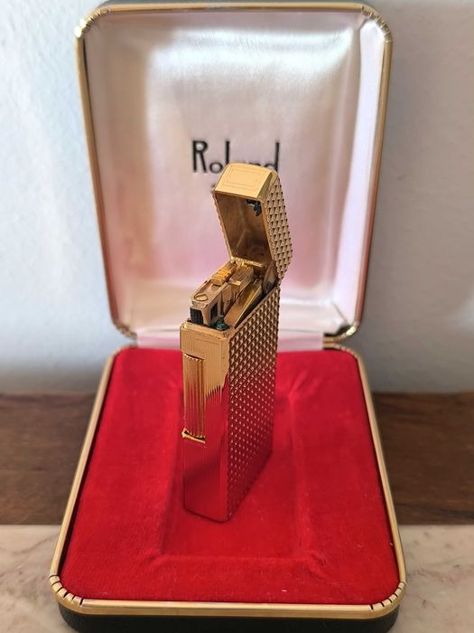 Isqueiro antigo, colecionável da marca Roland 300 dourado, fabricado no Japão. Por volta da década de 1960