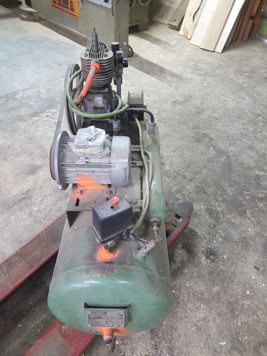 Sprężarka, kompresor powietrza tłokowy.