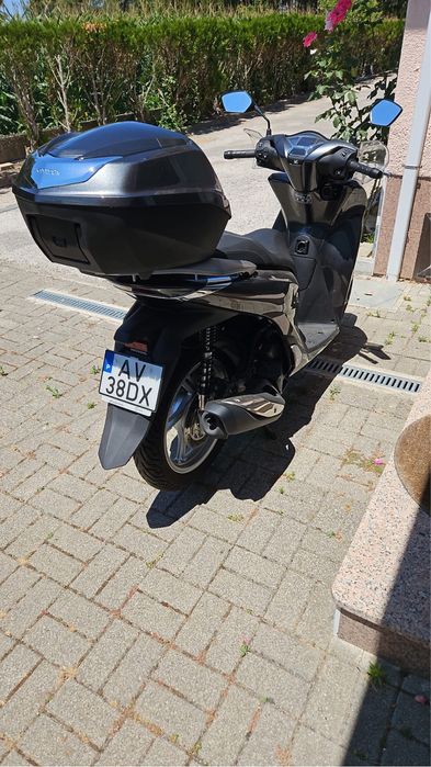 Honda SH125i + top case