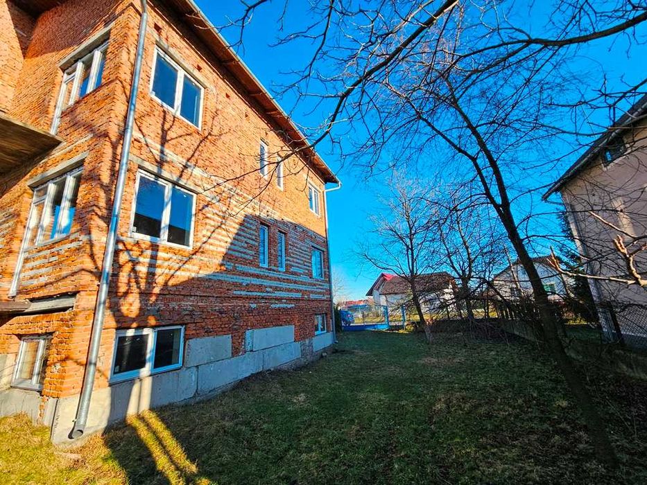 Продається добротний цегляний будинок з гаражем та літньою кухнею...