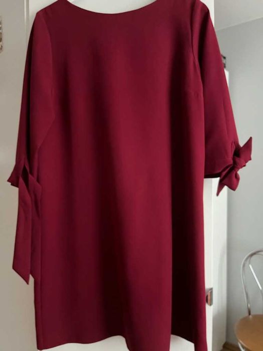 sukienka w kolorze bordo