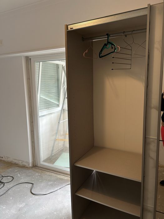 Roupeiro com espelho