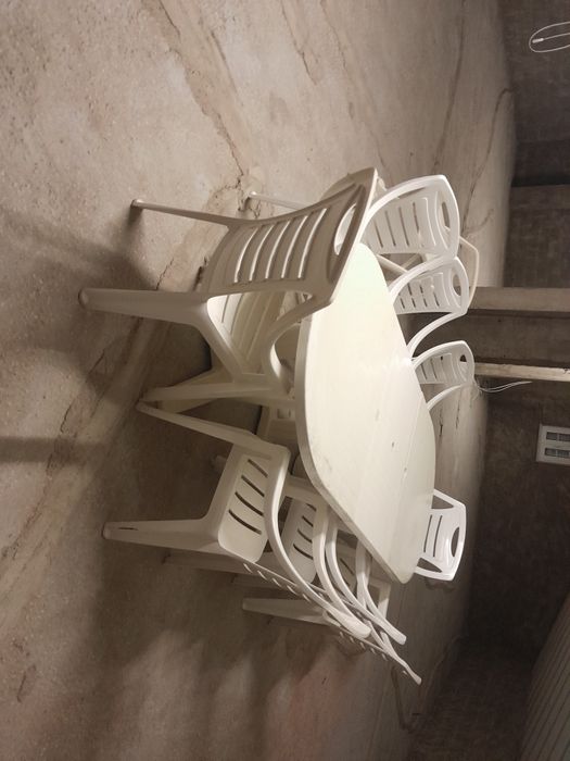 Mesa de plástico grande extensível, oito cadeira e carrinho