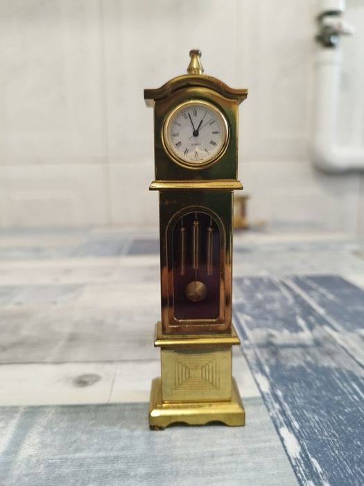 Coleção de relógios miniatura em latão